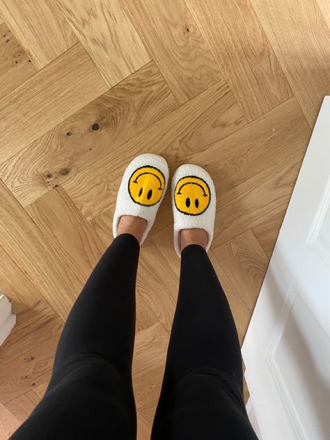 Smiley Face Slippers Cheap, Smiley Slippers Aesthetic, Smiley Face Slippers Aesthetic, Smiley Slippers Outfit, Smily Face Slipper, Preppy Smiley Face Slippers, Smiley Face Pajamas, Smiley Face Slippers Outfit, Smiley Outfits