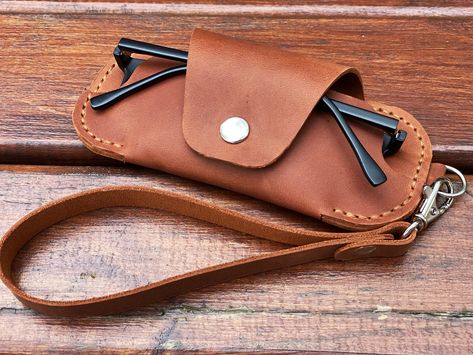 Leather Sunglasses Case, Leather Eyeglass Cases, Leather Glasses Case, Eyeglasses Case, Glasses Holder, Sunglass Holder, Leather Art, Leather Projects, Leather Gifts