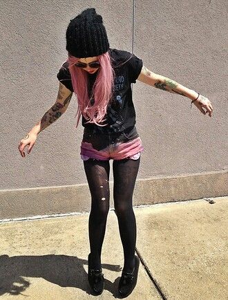 Pink hair + beanie + tights + shorts = cute! Tights Shorts, Look Grunge, Scene Girl, Scene Outfits, Pastel Grunge, Estilo Rock, Shorts Cute, New Rock, Grunge Goth