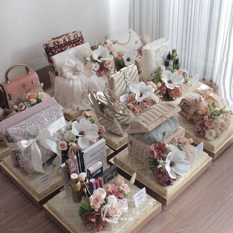 Dulang Hantaran Ideas, حفل توديع العزوبية, Wedding Gift Hampers, Hantaran Pernikahan, Wedding Gift Pack, Gubahan Bunga, Creative Wedding Gifts, Bridal Gift Wrapping Ideas, Dream Wedding Decorations