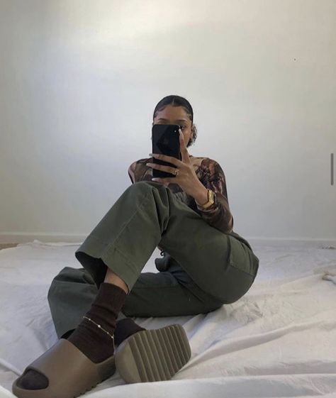 Earth Brown Yeezy Slides Outfit, Brown Yeezy Slides Outfit, Yeezy Slides Outfit Women, Brown Yeezy Slides, Yeezy Slides Outfit, Black Bag Outfit, Slides Outfit, Yeezy Slides, Streetwear Fits