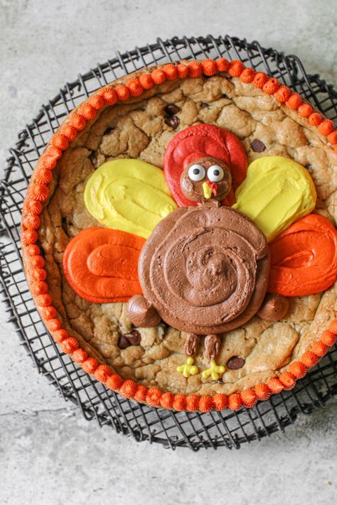 Thanksgiving Cakes Decorating, Turkey Cookie, Thanksgiving Chocolates, Delish Cakes, Turkey Cake, Cookie Cake Designs, Turkey Cookies, Cookie Base, Thanksgiving Cakes