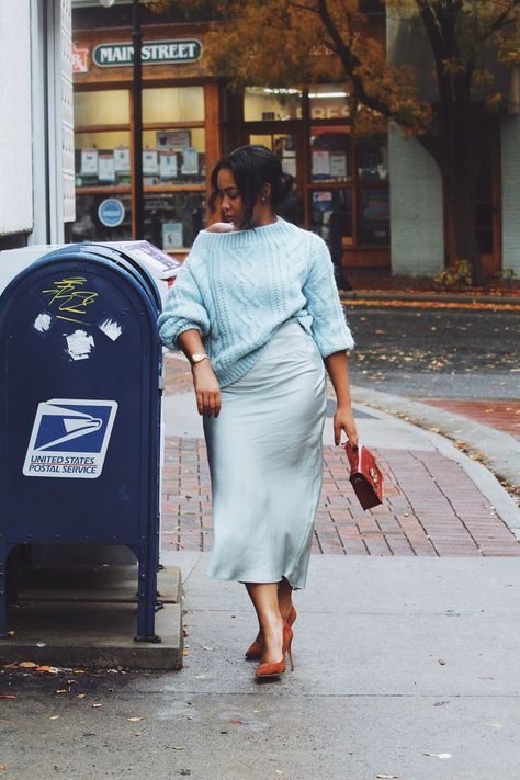 Plus Size Street Style, Satin Skirt Outfit, Outfits Curvy, Winter Typ, Holiday Blues, Giovanna Battaglia, Curvy Model, Looks Black, Church Outfits