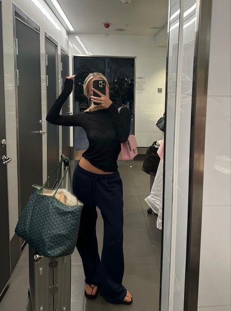 Aesthetic, airport outfit, black outfit, outfit inspiration, wardrobe Airport Mirror Pic, Airport Fits Aesthetic Summer, Travel Fits Airport, Airport Fits Aesthetic, Black Airport Outfit, Cute Airport Fits, Stylish Airport Outfits, Airport Outfit Comfy, Airport Bag