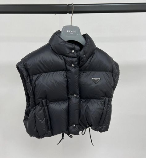 204Fashion on Twitter: "Prada… " Prada Cropped Puffer Jacket, Designer Puffer Jacket, Vest Puffer Outfit Ideas, Prada Puffer Jacket, Prada Jacket, Cropped Puffer Jacket, Detachable Sleeves, Puff Jacket, Mens Travel Bag