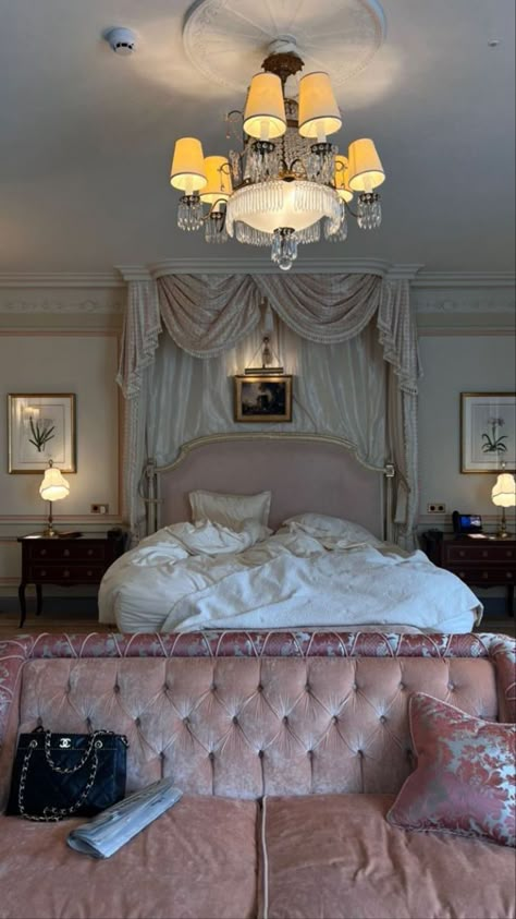 Luxury Bedroom Design Elegant, Vintage Feminine Bedroom, Bedroom Old Money, Bedroom Design Elegant, Modern Bedroom Design Luxury, Old Money Bedroom, Ralph Lauren Interior Design, Bedroom Parisian, Master Bedrooms Decor Modern