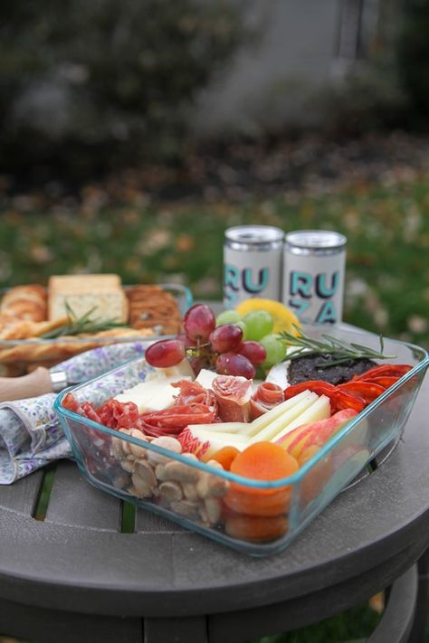 Picnics are perfect for spring and summer! This picnic cheese board is a great way to take a date outside, whether you're picnicking in your backyard or on a hike. Tanglewood Picnic Ideas, Picnic Dinner Food Ideas, Hiking Picnic Ideas, Charcuterie Board Picnic Ideas, Picnic Kids Ideas, Outdoor Concert Food Picnic Ideas, Boat Picnic Food Ideas, Concert Picnic Food Ideas, Hot Picnic Food Ideas