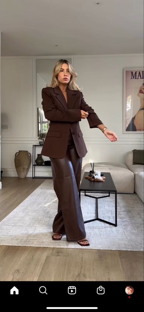 Trousers Outfit Night Out, Brown Outfit Aesthetic, Leather Trousers Outfit, Brown Trousers, Inspiration For Women, Aesthetic Brown, Corporate Fashion, Chique Outfits, Suit For Women