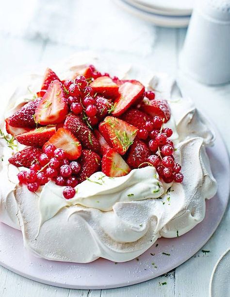 Pavlova Recipe, Torte Cupcake, Strawberry Daiquiri, Daiquiri, Mixed Berries, Eat Dessert, Strawberries And Cream, Decadent Desserts, Sweets Treats