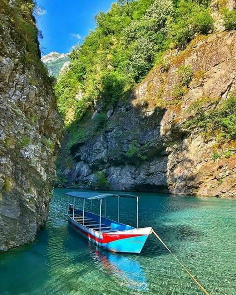 Shala River is a tourist destination that is described by visitors as the pearl of the beauties of Koman. Where the color of the water is characteristic of this river and the steep cliffs seem touch the sky. We will saddle river find the beauty that is difficult to describe with words. Visit Albania, Albania Travel, Albanian Culture, Alpine Village, Mountain Lakes, Going On A Trip, Turquoise Water, Beautiful Places To Travel, Tourist Destinations