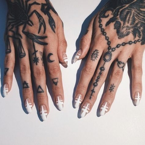 Hand And Finger Tattoos, Hand Tats, Tattoo Feminina, Hand Tattoo, Skin Art, Piercing Tattoo, Get A Tattoo, Finger Tattoos, Beautiful Tattoos