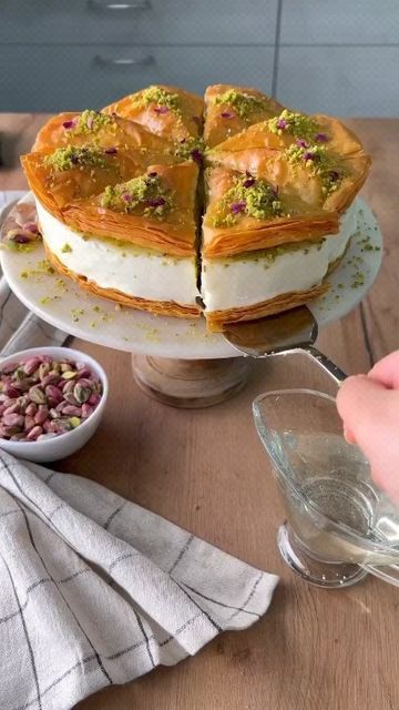 Baklava Ice Cream, Dessert Shooters Recipes, Baklava Cheesecake, Baklava Recipe, Decorações Com Comidas, Catering Ideas Food, Sweet Dishes Recipes, Easy Baking Recipes Desserts, Pastry Desserts