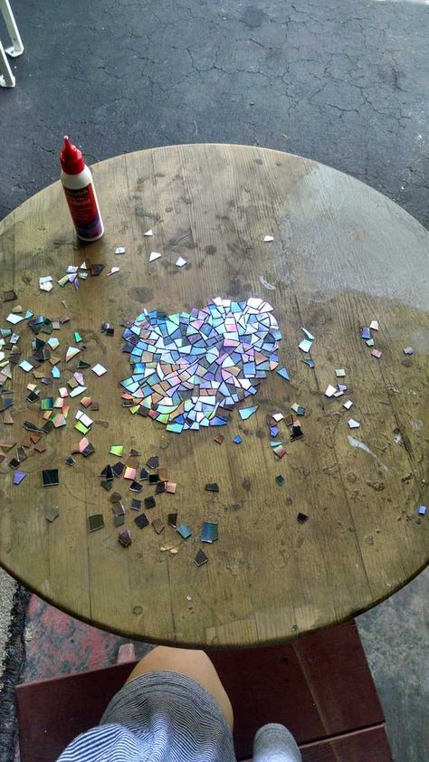 Cd Mosaic, Tabletop Diy, Craft Table Diy, Diy Table Top, Mosaic Table Top, Cd Crafts, Broken Glass, Mosaic Projects, Mosaic Diy