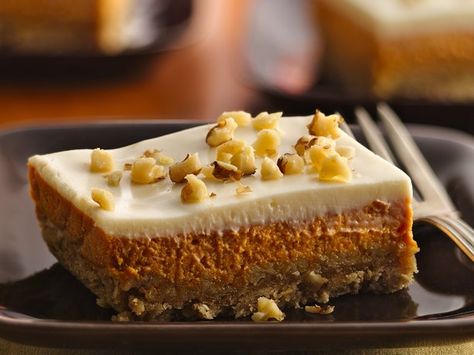 pumpkin cheesecake squares Cheesecake Sour Cream, Betty Crocker Sugar Cookie, Betty Crocker Sugar Cookie Mix, Sour Cream Topping, Pumpkin Squares, Cheesecake Squares, Pumpkin Cheesecake Bars, Pumpkin Cheesecake Recipes, Sugar Cookie Mix