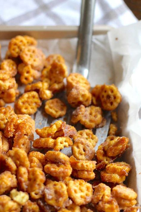 Churro Snacks | 12 Tomatoes Churros Snack Recipe, Churro Snacks Honeycomb, Churro Honeycomb Snack, Honeycomb Churro Snacks, Sweet Salty Snack Mix Recipes, Make Ahead Snacks For A Crowd, Churro Bugles, Sweet Trail Mix Recipes, Churro Snacks