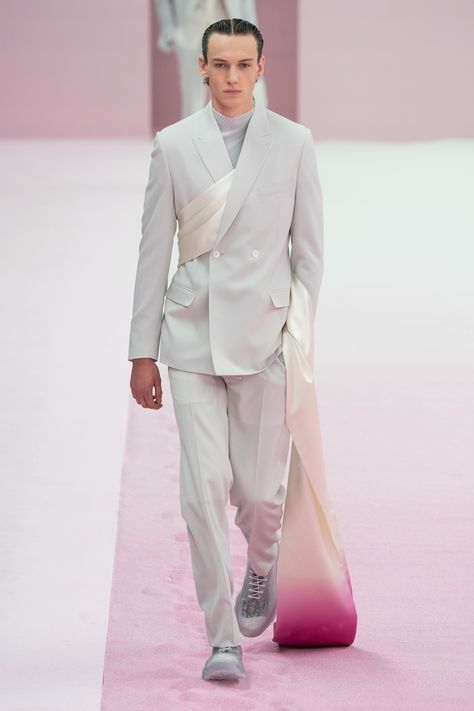 Dior Men Spring 2020 Menswear Fashion Show - Vogue Mens Spring Fashion Outfits, High Fashion Men, Dior Men, Men Spring, Male Fashion Trends, Mens Spring, Fashion Show Collection, Mens Fashion Trends, Suit Fashion