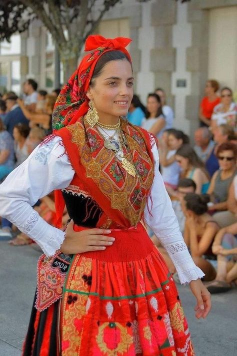 Portuguese Clothing, Portuguese Culture, Culture Day, Folk Embroidery, Folk Costume, The Mediterranean, Our Lady, Traditional Dresses, Traditional Outfits