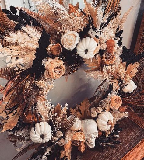 Ultimate Guide to Boho Halloween Fashion and Accessories Chic Halloween Wreath, Boho Halloween Wreath, Couronne Halloween, Fall Esthetic, Country Halloween Decor, Gothic Wreath, Holiday Crafts Decorations, Neutral Halloween, Glass Spider