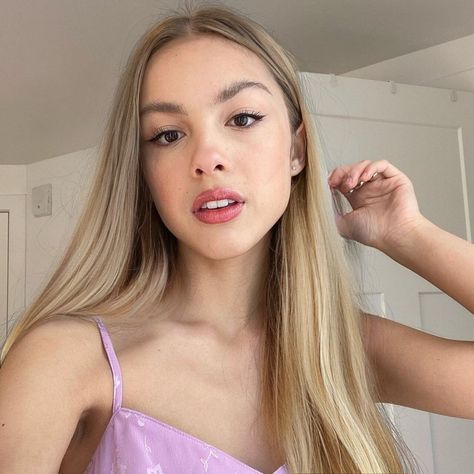 Olivia Rodrigo Hair Color, Olivia Rodrigo Blonde, Olivia Rodrigo Blonde Hair, Olivia Rodrigo Yellow Aesthetic, Olivia Rodrigo Hair, Olivia Rodigro, Olivia Icons, Olivia O'brien Blonde, Olivia Rodrigo Sour Tour