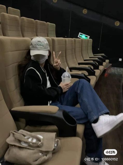 Cinema Outfit, Movie Theater Aesthetic, Cinema Idea, Best Poses For Selfies, Movie Date Outfits, Solo Photo, Pic Pose, Casual Day Outfits, Good Poses