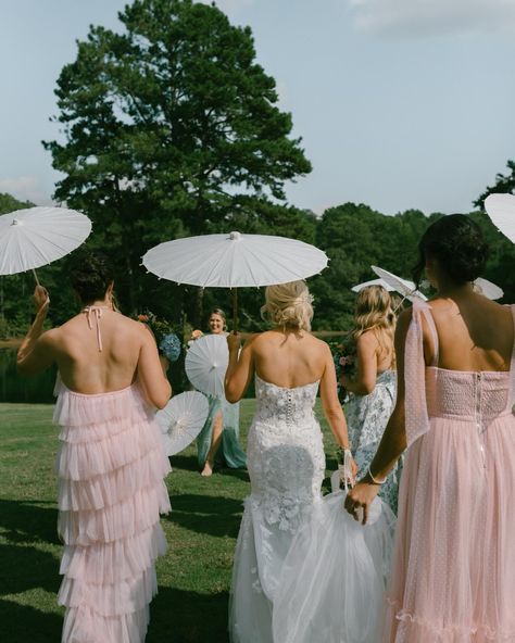 Wedding Parasols Bridesmaids, Bridesmaids With Umbrellas, Parasol Wedding Photos, Bridesmaids Parasols, Parasols Wedding, Wedding Photography Bridesmaids, Wedding Parasol, Wedding Umbrella, Bridesmaid Poses