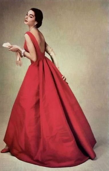 Red Givenchy 1956 - the original version of the dress i will wear on the wedding i will be attending next weekend :D 1950 Style, Robes Vintage, Look Retro, Long Red Dress, Fashion 1950s, Retro Mode, Vintage Gowns, فستان سهرة, Vintage Couture