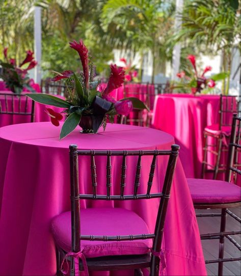 Hot Pink Table Setting, Pink Tablecloth Wedding, Pink Brunch, Cocktail Table Decor, Cliff Wedding, Pink Party Theme, Purple And Gold Wedding, Pink Tablecloth, Pink Wedding Decorations