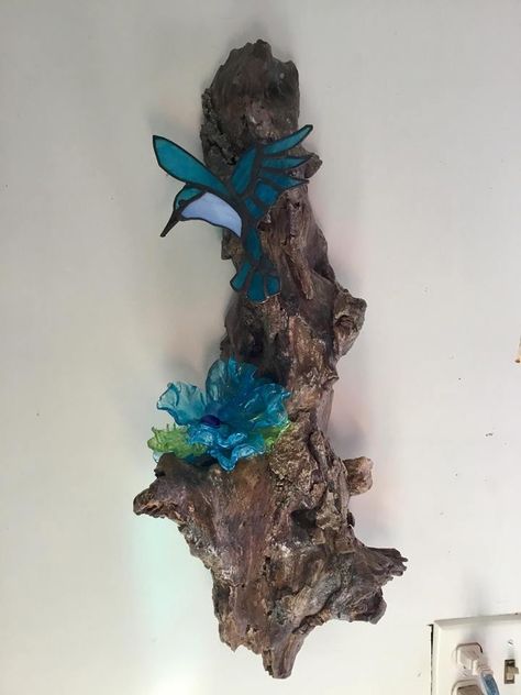 Driftwood And Stained Glass Art, Stained Glass Driftwood, Stained Glass And Driftwood, Driftwood Centerpieces, Seaglass Crafts, Stained Glass Blue, Driftwood Stain, Tiffany Lamp, Bird And Flower