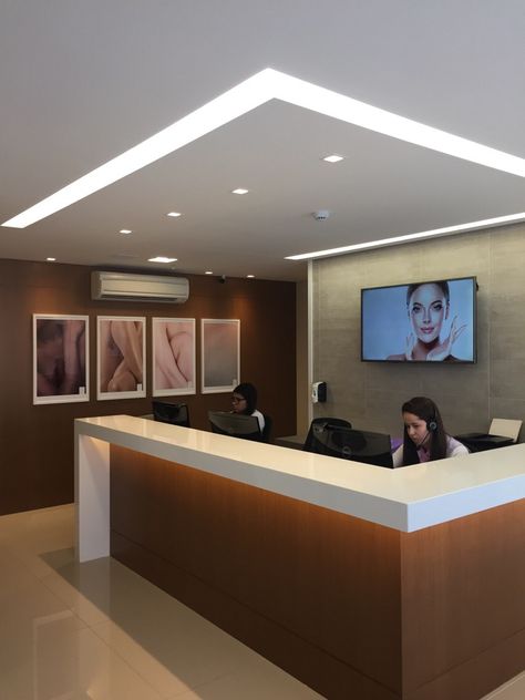 UMA CLÍNICA BONITA E FUNCIONAL — U+C ARQUITETURA Clinic Design Architecture, Office Reception Table Design, Fitness Interior, Office Counter Design, Medical Clinic Design, Doctor Office Design, Office Reception Design, Interior Hotel, Dental Office Design Interiors