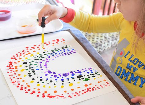 Rainbow crafts for St. Patrick's Day: Eye dropper rainbow craft | Ellen at Paper and Glue Handprint Painting, Rainbow Craft, Crafts For Preschoolers, Rainbow Ornaments, Weather Theme, Eye Dropper, Non Toy Gifts, Handmade Charlotte, Rainbow Painting