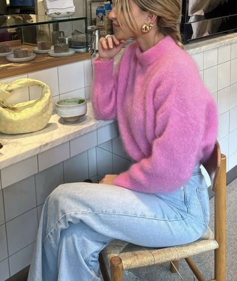 Bright Pink Sweater Outfit, Matured Look Outfit Women, Pink Hoodie Outfit Aesthetic, Pink Sweater Aesthetic, Simple Date Outfits, Pink Pullover Outfit, Casual Easter Outfit, Pink Sweater Outfit, Outfits Frio