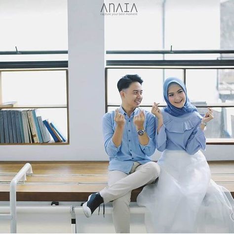 Konsep Prewedding Outdoor Foto Prewedding Hijab Delia Hijab Sukabumi Konsep Prewedding Outdoor Hijab, Konsep Prewedding Outdoor, Studio Photo Ideas, Prewed Studio, Prewedding Hijab, Pose Prewedding, Foto Prewedding, Navy Blue Outfit, Prewedding Outdoor