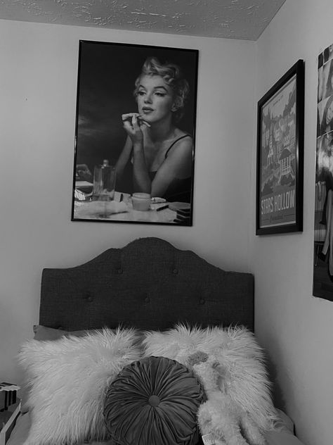 Marilyn Monroe Bedroom Ideas, Marilyn Monroe Bedroom, Marilyn Monroe Room, Pretty Bedrooms, Luxury Room, Luxury Room Bedroom, House Vibes, Dream Apartment Decor, Diy Gifts For Him