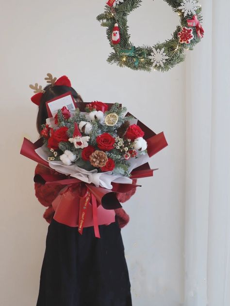 Christmas Flower Bouquet, Floral Packaging, Colorful Picture Frames, Christmas Bouquet, Flower Bouquet Diy, Christmas Flower Arrangements, Creative Flower Arrangements, Flowers Photography Wallpaper, Flower Arrangements Simple