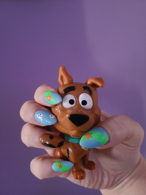 Daphne Nails Scooby Doo, Scooby Doo Halloween Nails, Velma Nails, Daphne Nails, Scooby Doo Nails Acrylic, Atla Nails, Remus Outfit, Scooby Doo Nail Art, Witch Nails Halloween