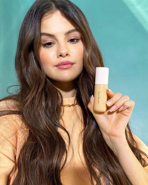 Selena Gomez Light Hair, Selena Gomez Lips, Selena Gomez Makeup, Taupe Eyeshadow, Selena G, Rose Colored Glasses, Hair Shades, Marie Gomez, Rare Beauty