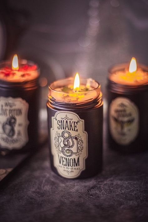 This original Candle is made with Parafine and smell like red apple It is made with white parafin and dried flowers. Dimensions: 327ml 113mm x 69mm Apothecary Candle, Vampire Candle, Candle Halloween, Halloween Candle Ideas, Halloween Candle, Goth Candles, Cosy Candles, Witchy Candles, Witchcraft Candles