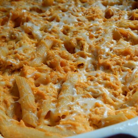 Buffalo chicken pasta bake - Drizzle Me Skinny! Gouda Recipes, Buffalo Chicken Pasta Bake, Bake Macaroni, Weight Watchers Pasta Recipes, Broccoli Sauce, Weight Watchers Pasta, Italian Burger, Buffalo Chicken Casserole, Buffalo Chicken Recipes