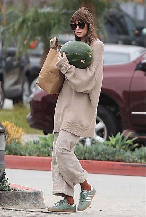 Samba Outfits, Emma Hill, Looks Adidas, Fall Aesthetics, Dakota Style, Breezy Style, Dakota Johnson Style, Hm Sweater, Mode Hippie