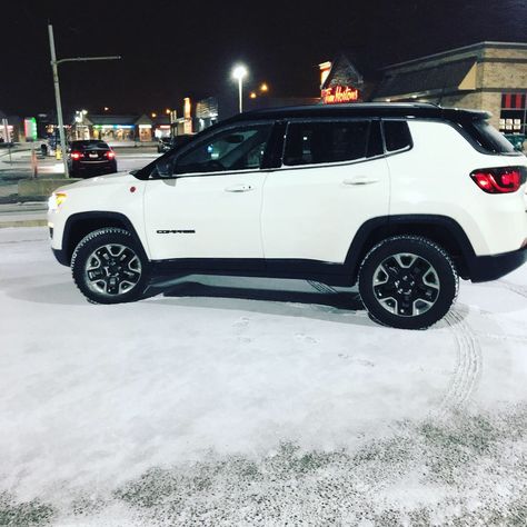 Jeep Compass Trailhawk, Jeep Trailhawk, White Jeep, Dream Cars Jeep, Girly Car, Cool Jeeps, Lux Cars, Car Goals, Jeep Accessories