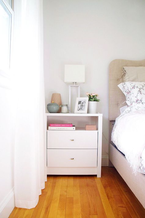 Room Decor Drawers, Night Stand Accessories, Cute Night Stand Ideas, Aesthetic Night Stand Ideas, Side Table Inspo Bedroom, Side Bedroom Tables, Aesthetic Nightstand Ideas, Bed Stand Ideas, Cute Night Stands