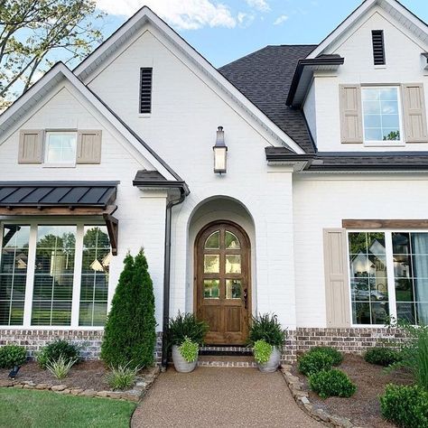 The CopperSmith Lighting on Instagram: “Loving the farmhouse vibes and our #ChurchillLantern on full display above the door of this gorgeous home posted by @MyRusticModernHome!🔥 .…” Arched Front Door, Arched Doorway, Farmhouse Vibes, Beautiful Front Doors, Home Structure, Small Cottage Homes, Farmhouse Doors, Meet New Friends, Heritage House