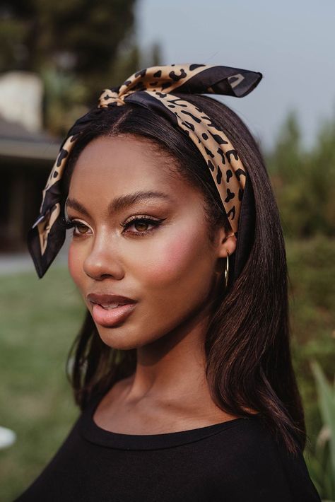 Hair Staly, Bandana Hairstyles For Long Hair, Satin Head Scarf, Cheetah Hair, Headwrap Hairstyles, Scarf Colors, Hair Scarf Styles, Mode Turban, Head Scarf Styles