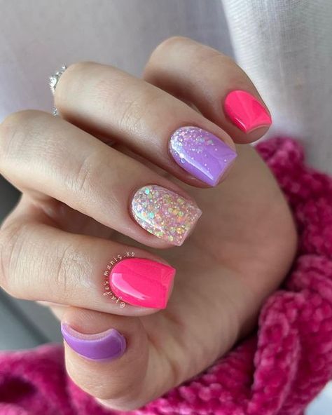 Valentines Nails Bright Pink, Valentine’s Day Nails Purple, Valentines Nails Purple And Pink, Cute Nails For February, Pink Purple Valentine Nails, Pink Purple Glitter Nails, Pink And Purple Glitter Nails, Pink And Purple Gel Nails, Pink Out Nails