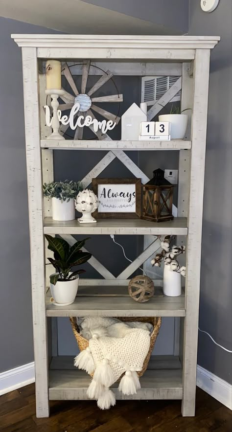 Farmhouse Living Room Corner Ideas, Classic Farmhouse Decor Living Room, Cute Farmhouse Decor Living Room, Farmhouse With Plants, Farmhouse Room Decor, Farmhouse Livingroom Decor, Farmhouse Theme Living Room, Farmhouse Living Room Shelves, Old Farmhouse Decor Living Room