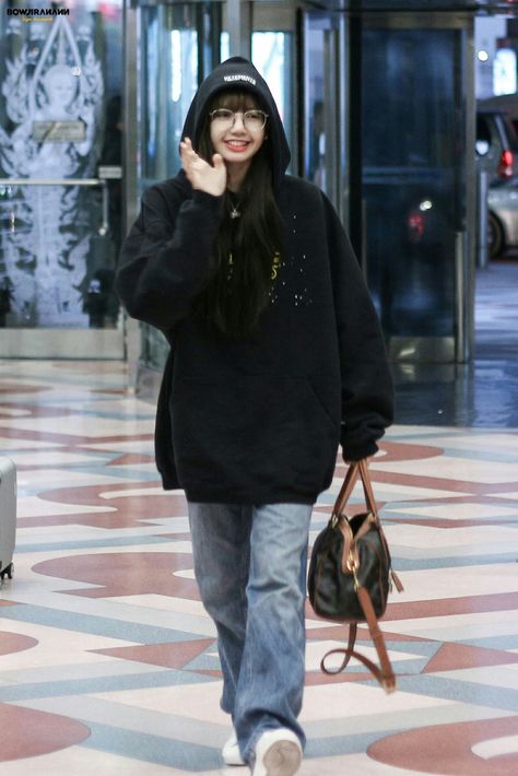 Oversize Outfit, Korean Jewelry, Asian Street Style, Casual Joggers, Lisa Blackpink Wallpaper, Korean Girl Fashion, Tomboy Fashion, Airport Style, Blackpink Fashion