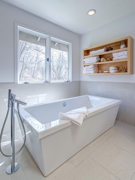 Freestanding Bathtub Shower Combo, Contemporary White Bathrooms, Freestanding Bathtub Shower, Rectangular Tiles, Clever Bathroom Storage, Bathtub Shower Combo, All White Bathroom, Best Kitchen Design, White Bathroom Designs