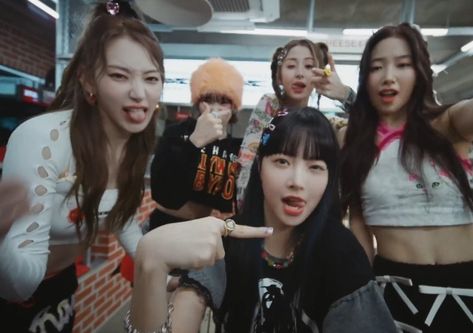 Antifragile Mv, Lesserafim Antifragile, Le Sserafim Antifragile, G-idle Yuqi, Dance Movies, Y2k Era, Bad News, Cultura Pop, Iz One