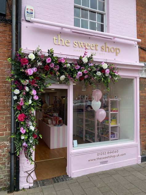 Exterior Store Front Ideas, Artificial Flower Decor, Beauty Shop Decor, Flower Shop Interiors, Artificial Flowers Decor, Flower Shop Decor, Flower Shop Design, Front Shop, Gubahan Bunga