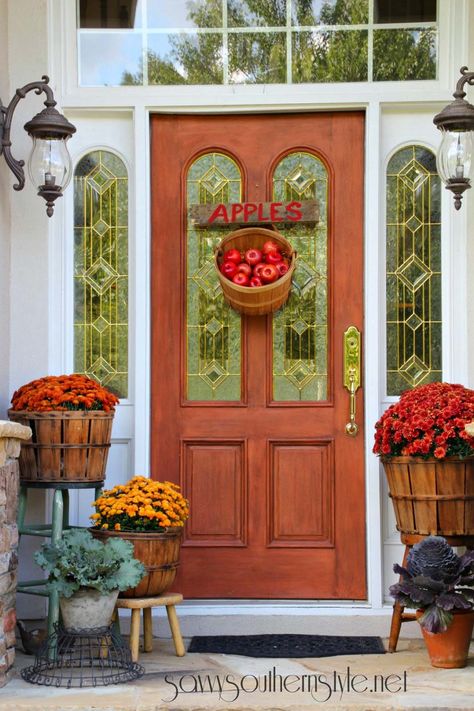 Kids Halloween Food, Fall Front Porch Decor Ideas, Apple Basket, Classic Wreath, Halloween Decor Diy, Christmas Crafts To Sell, Thanksgiving Decorations Diy, Savvy Southern Style, Small Bench